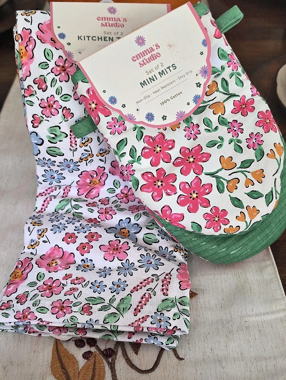 Emma's Kitchen Mitts And Kitchen Towels Floral in Pink & Green NWT